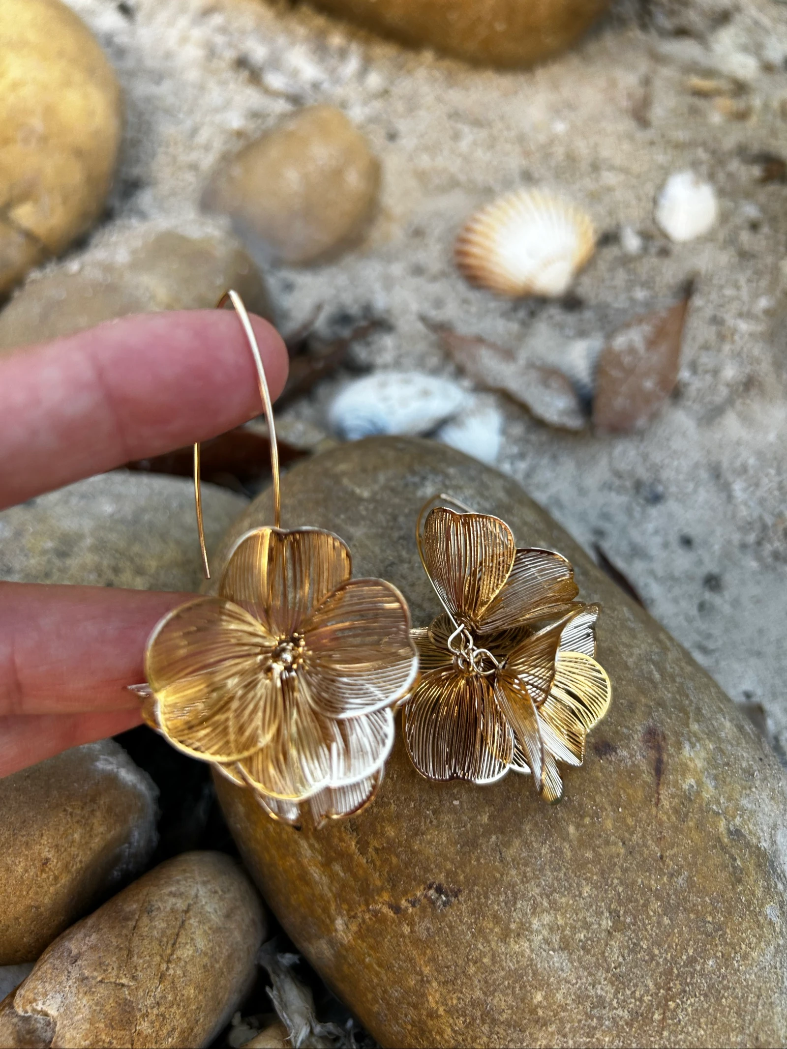 Boucles d’oreilles fleur dorées 
